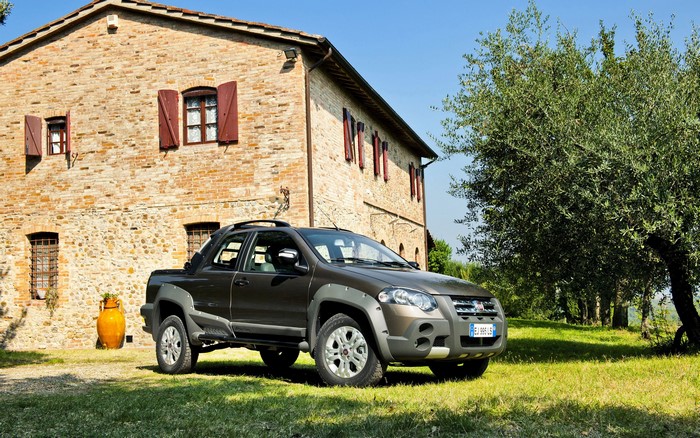 Fiat Strada Adventure parked in front of a brick house