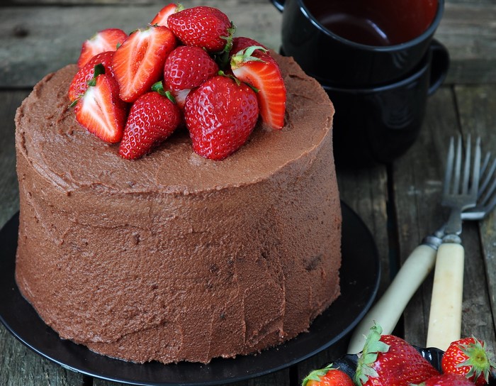Chocolate cake with strawberries