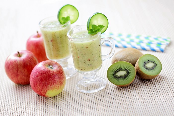 4K Drinks: Apple Kiwi Smoothies with Apples and Kiwis