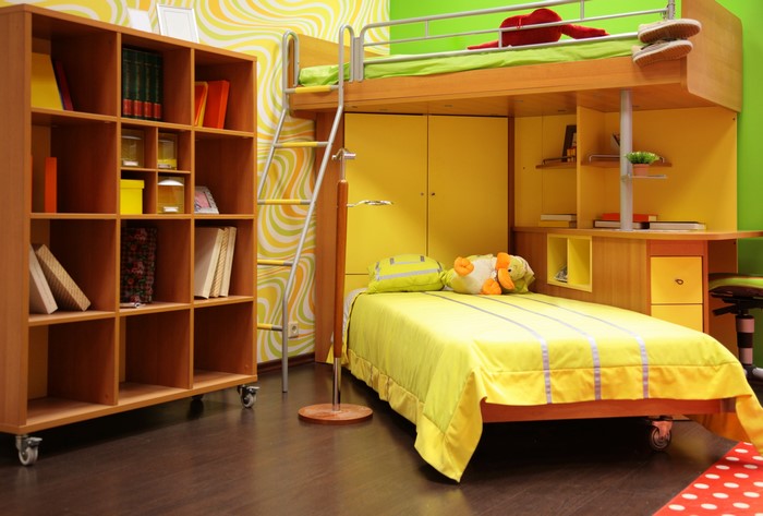 Children's room with bunk bed and bookshelf