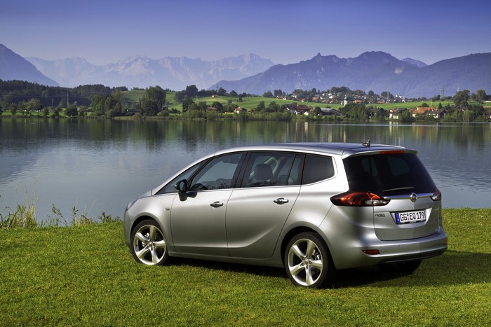 Opel Zafira Tourer 1.6 CDTi Ecotec parked by a lake