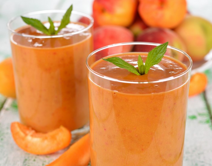 Peach Juice in Highball Glasses with Peaches