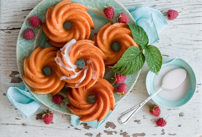 Bundt cakes with raspberries and glaze