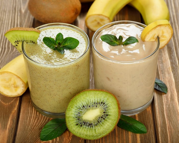 Kiwi and banana smoothies with mint and fruit garnishes