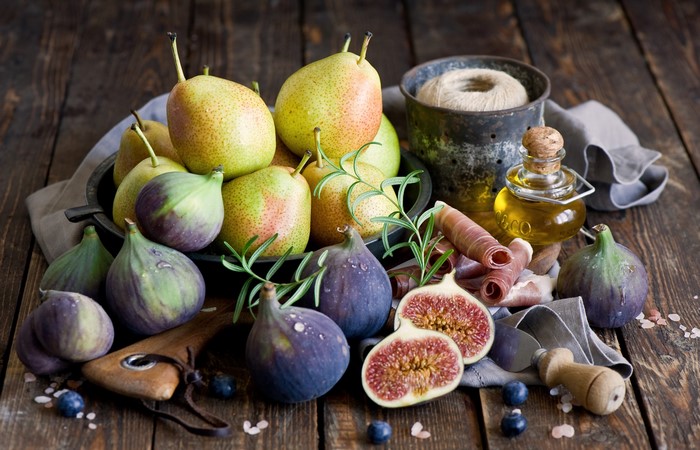 Pears and figs with prosciutto and olive oil