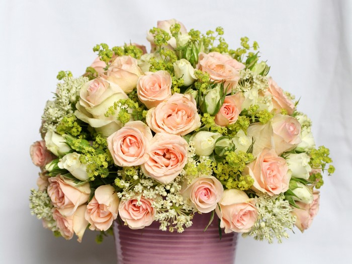 Bouquet of peach and white roses