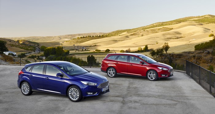 Two Ford Focus SW cars in a landscape