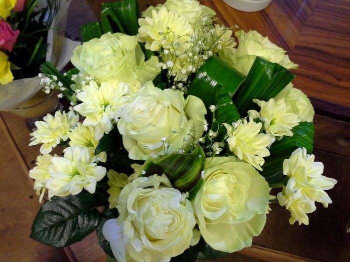Bouquet of yellow roses and chrysanthemums