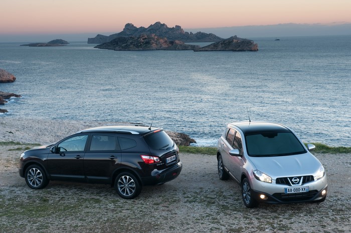 Two Nissan Qashqai cars on a rocky coast