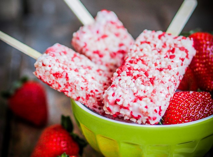 Strawberry ice cream bars with strawberries