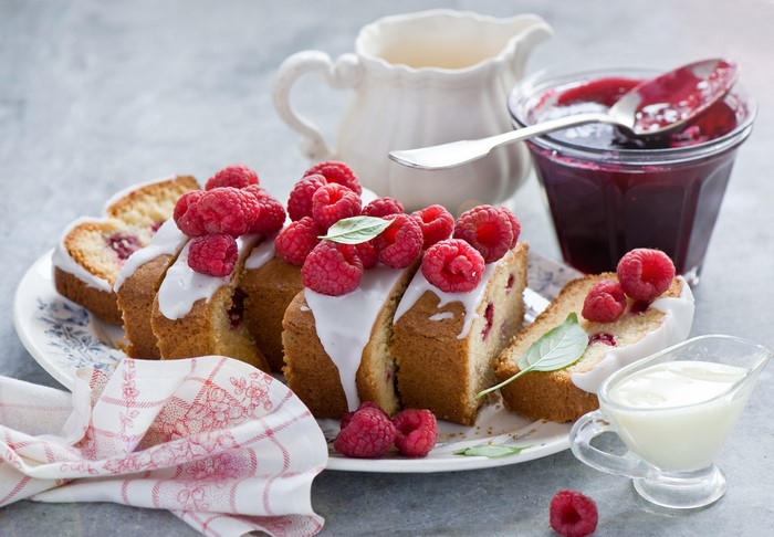 Raspberry pound cake with jam and cream