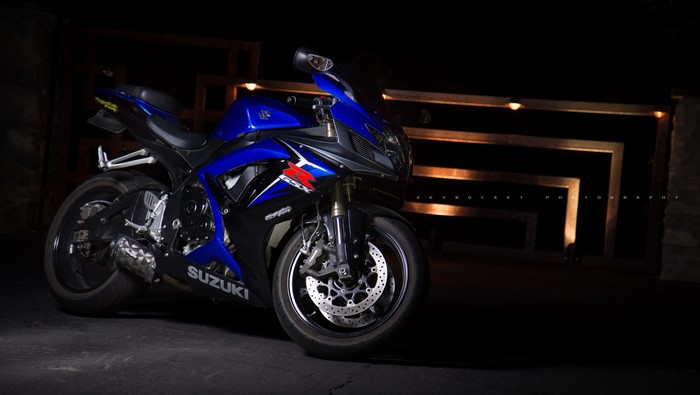 Blue Suzuki GSX-R600 Sportbike