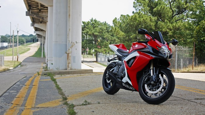 Red and white Suzuki GSX-R600 sportbike under a bridge