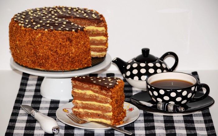 Chocolate cake with tea set
