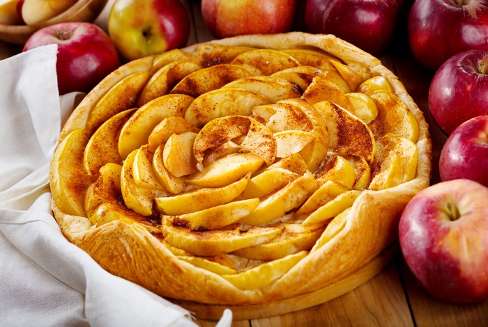 Apple pie with fresh apples