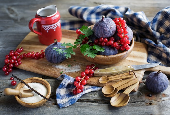 Figs and currants with sugar and measuring spoons