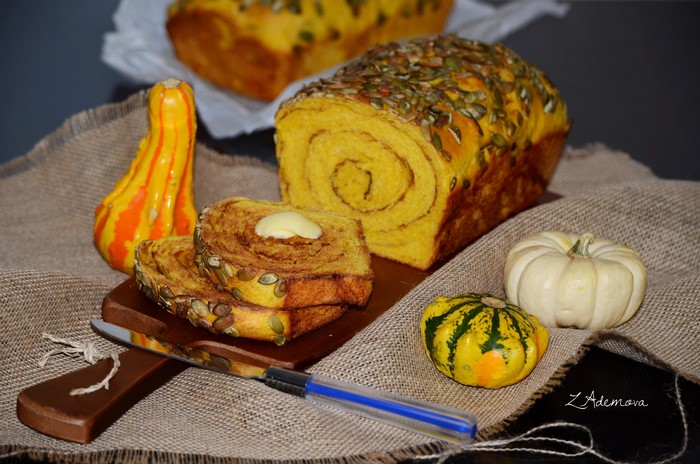 Pumpkin bread with buttered slices and gourds