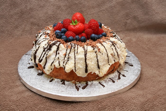 Bundt cake with berries and chocolate drizzle