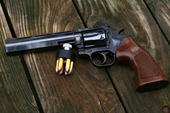 Dan Wesson .357 Magnum Revolver with Speedloader