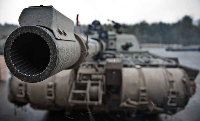 4K Challenger 2 Tank Gun Barrel Closeup