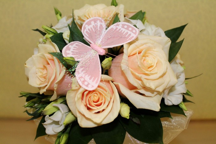 Bouquet of peach roses with a pink butterfly decoration