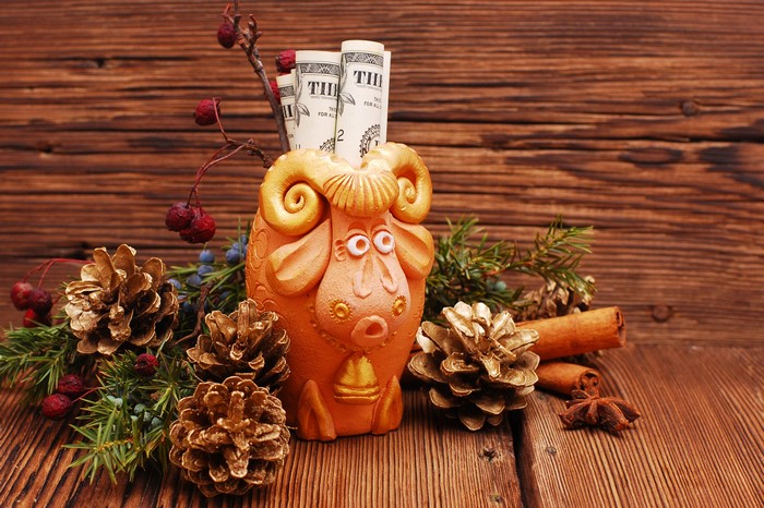 Ram piggy bank with pine cones and cinnamon