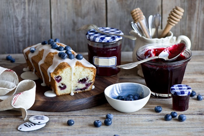 Blueberry pound cake with jam and fresh blueberries