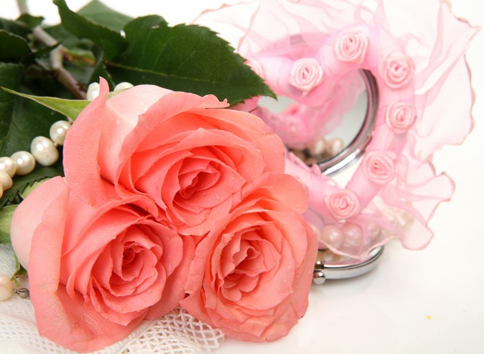 Three pink roses with pearls and a pink mirror