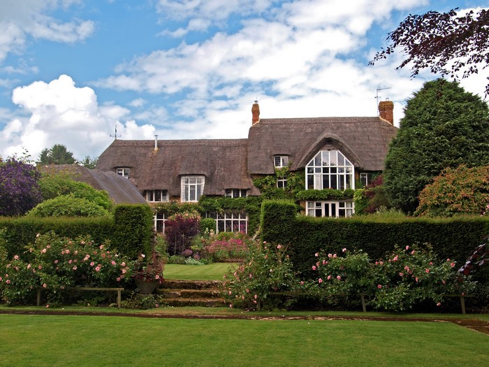 Thatched roof house with garden in Sibford Gower, Oxfordshire, England
