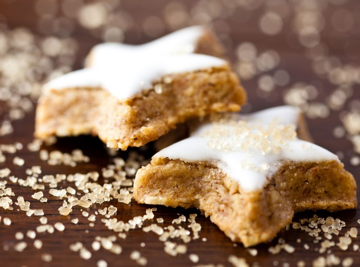 Star-shaped cookies with white icing and sugar