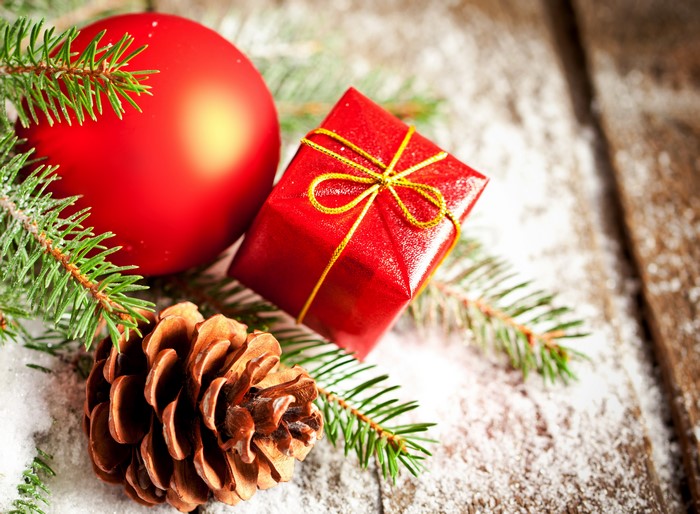 Christmas decoration with pine cone and gift