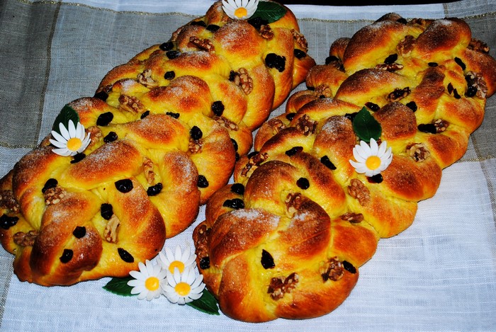 Braided sweet bread with walnuts and raisins decorated with daisies