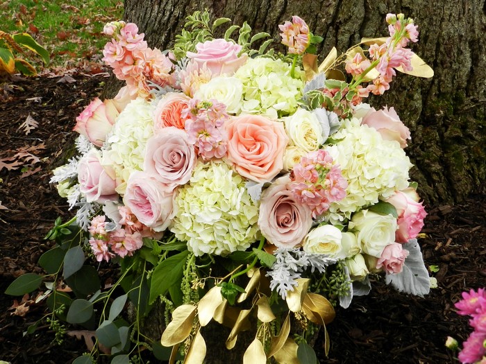 Bouquet of Roses and Hydrangeas with Gold Accents