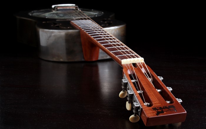 Acoustic guitar headstock and resonator guitar