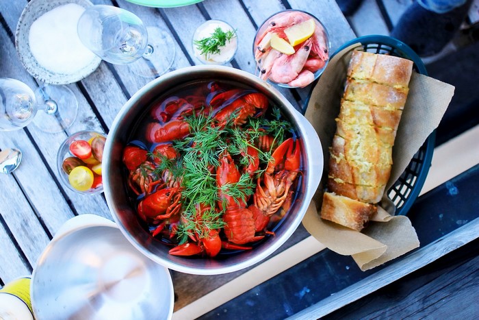 Crayfish and shrimp served with bread and tomatoes