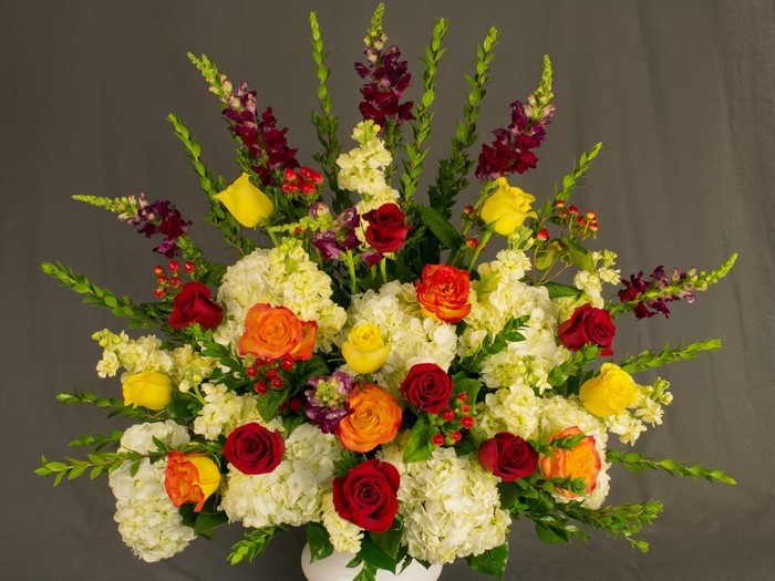 Floral arrangement with roses and hydrangeas