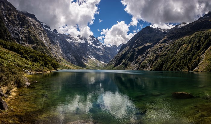 Lake Marian Scenery, New Zealand Mountains