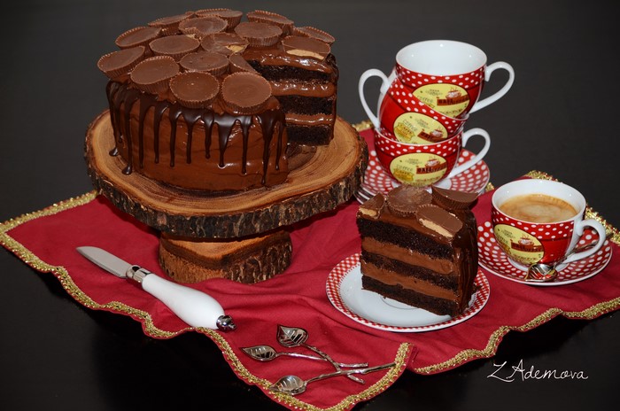 Chocolate cake with coffee and cups