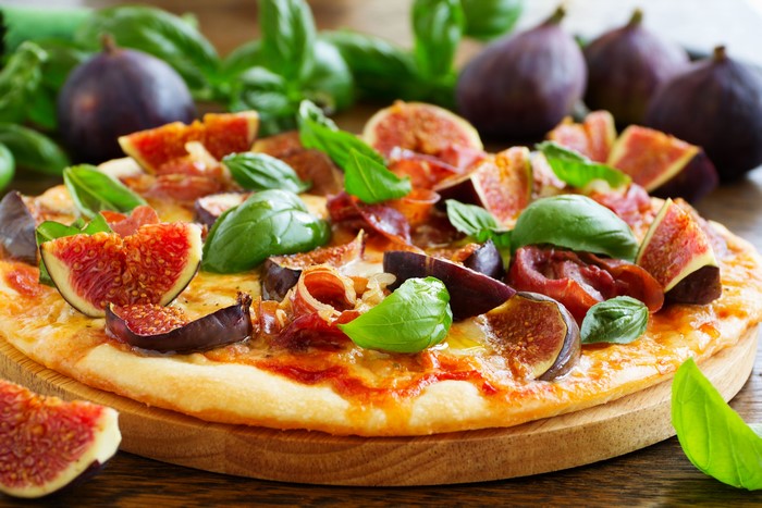 Pizza with figs and prosciutto