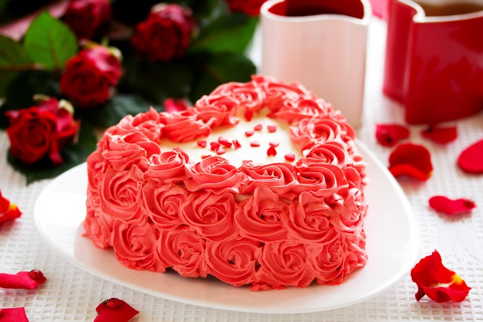 Heart-shaped cake with roses and petals