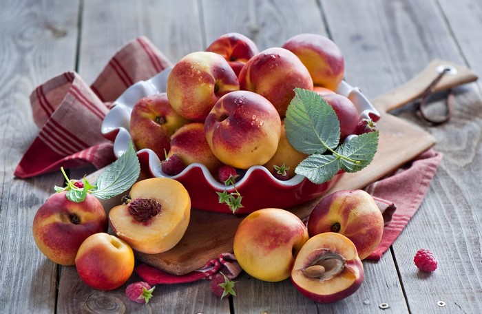Peaches and raspberries in a bowl