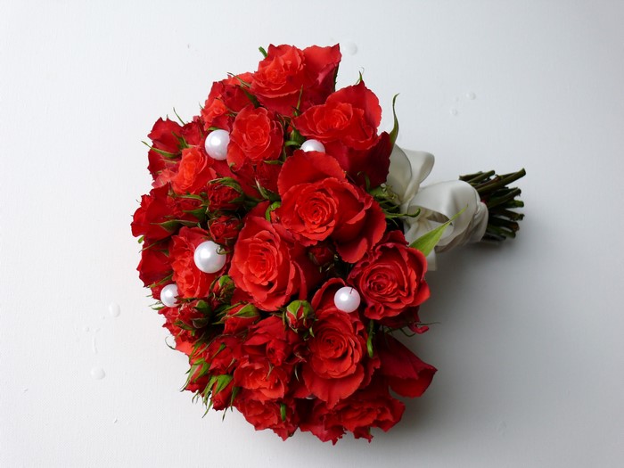 Bouquet of red roses with pearls and ribbon