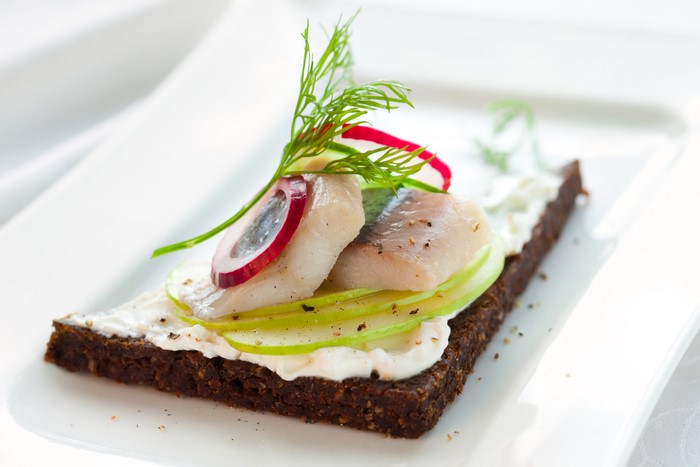 Smoked herring on rye bread with apple and onion