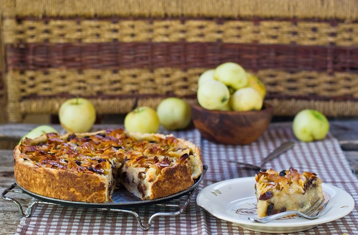 Apple pie with almonds and raisins