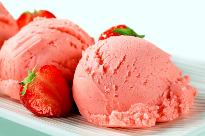 Strawberry ice cream scoops with fresh strawberries
