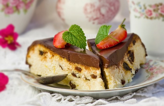 Chocolate-covered cake slices with strawberries and mint