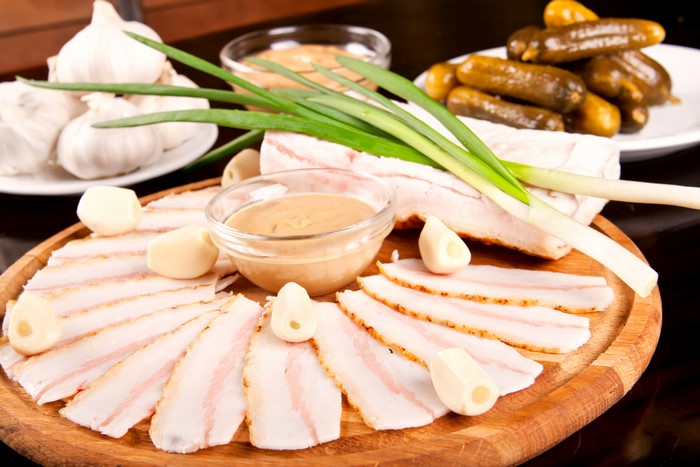 Salo with garlic, onions, mustard, and pickles