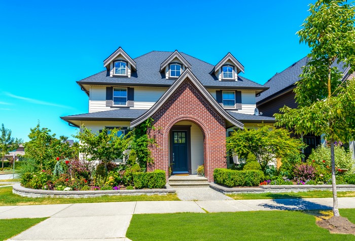 4K Modern Two-Story House with Garden
