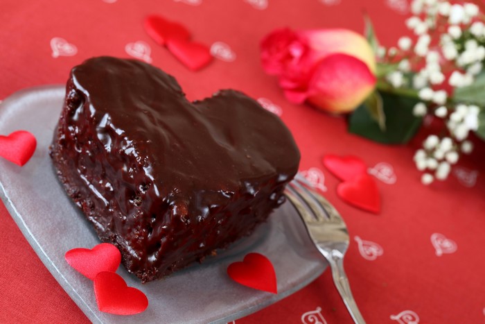 Heart-shaped chocolate cake with roses