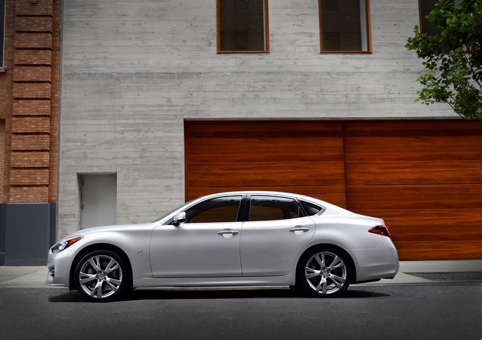 4K 2015 Infiniti Q70 White Sedan
